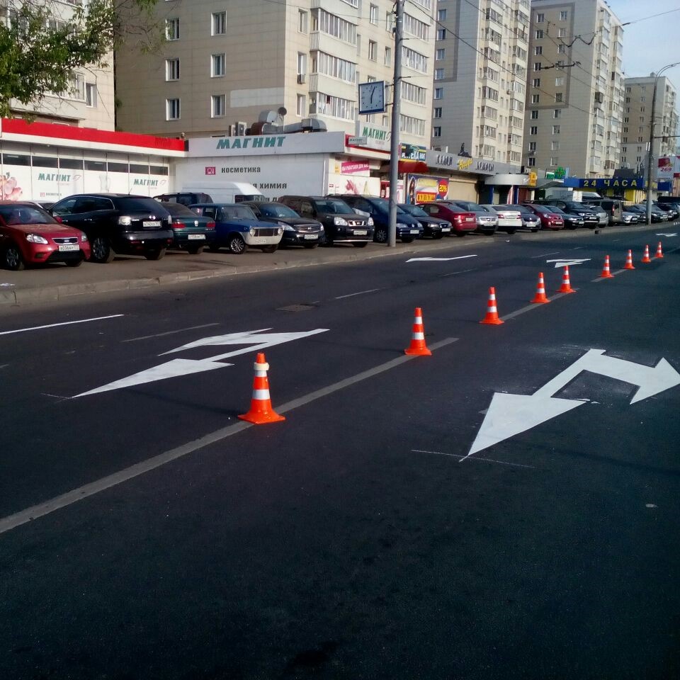 Стрелки на асфальте